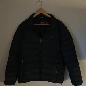 Svart pufferjacka från Polo Ralph Lauren - Stilren Raulph Lauren jacka som är perfekt nu till vinter❄️Det är ingen missfärgning eller hål på jackan. Skriv vid frågor. Priset står inte skrivet i sten!!!