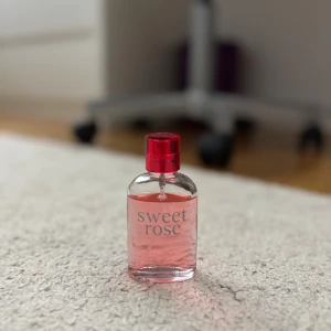 La Rive Sweet Rose parfym - Sweet Rose från La Rive – en parfym med snygg rosa look och trendig design. Perfekt för dig som vill sticka ut med en fräsch och ungdomlig stil.