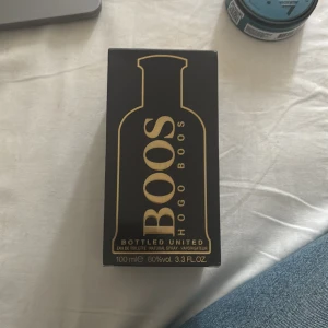 Boos Bottled United Eau de Toilette - Stilren parfym med modern design, perfekt för dig som vill sticka ut. Volym: 100 ml, alkoholhalt: 80%.