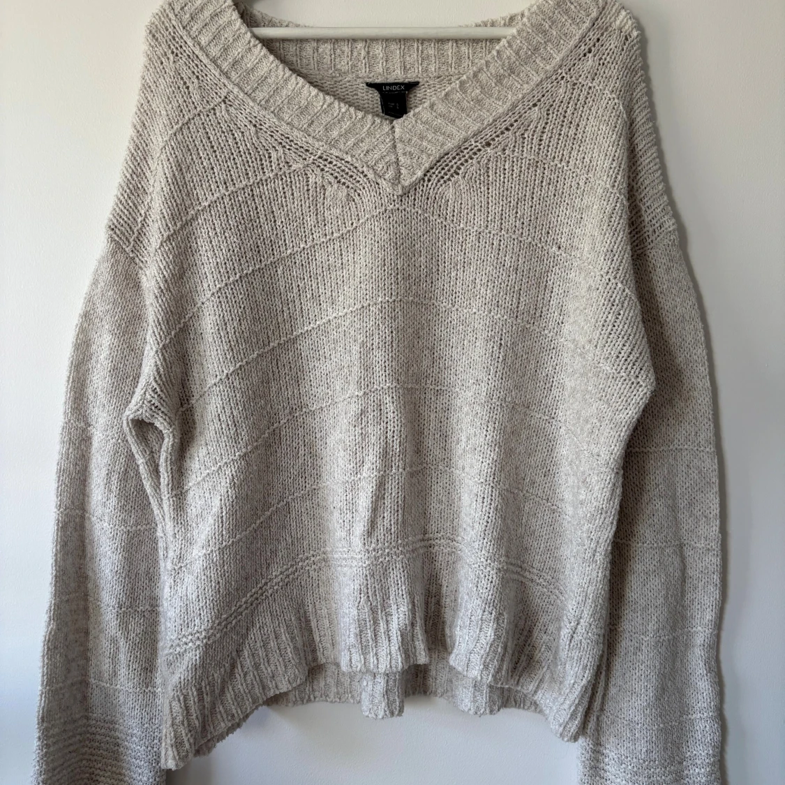 Beige stickad tröja från Lindex