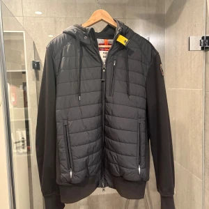 Svart parajumper cardigan  - Riktigt snygg cardigan och perfekt nu till hösten som kostar 4000 nypris och jag säljer för 1500