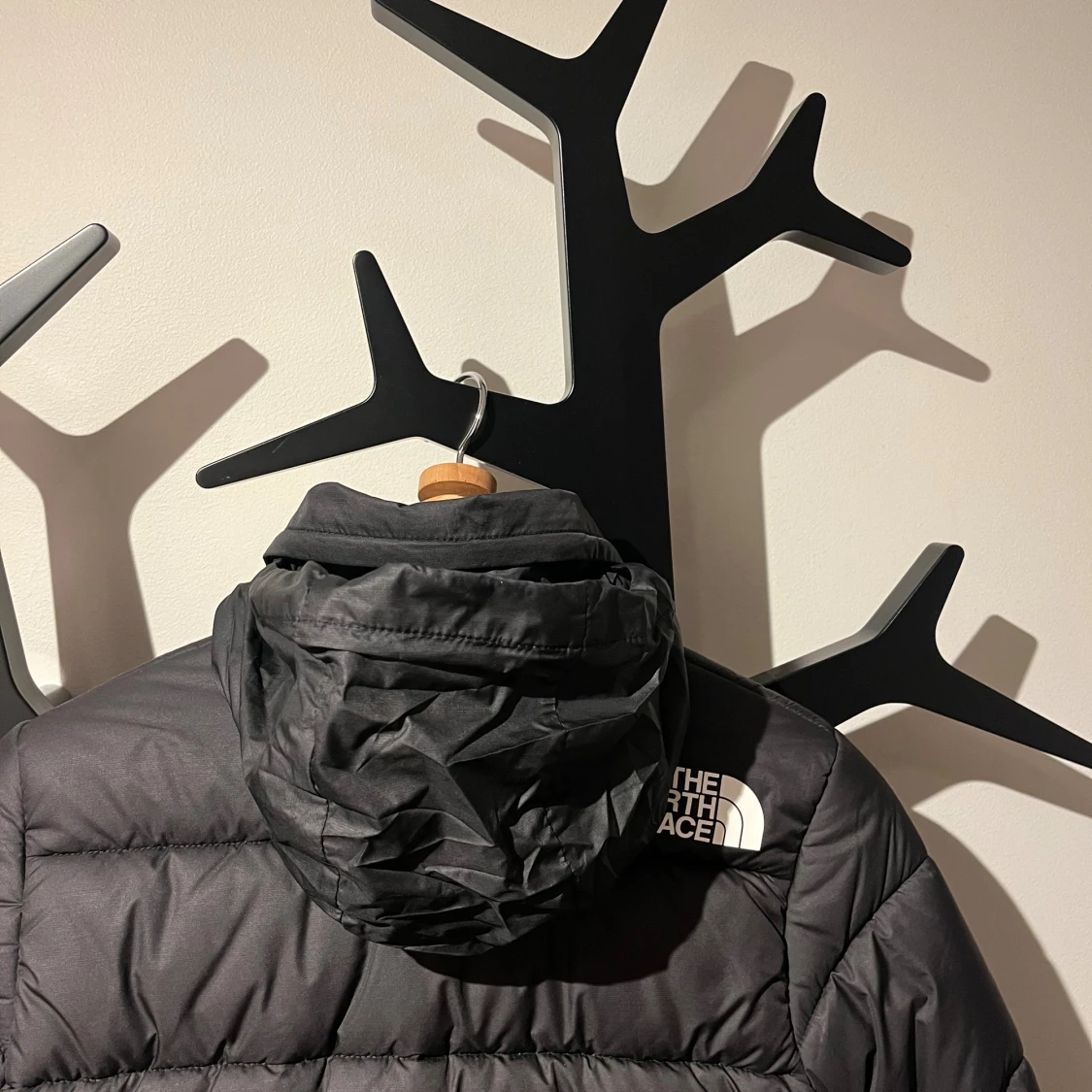 Svart pufferjacka från The North Face - 4