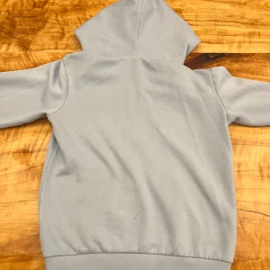 Ljusblå peak performance kofta - En ljusblå peak performance kofta, i storlek 150. Måttligt använd. Säljer för 250kr