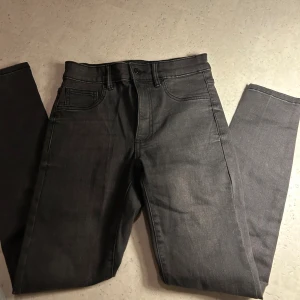 Svarta jeans - Snygga svarta jeans från h&m. Jeansen har rak passform, normal midja och är tillverkade i hållbart denim-material. Perfekta för dig som gillar stilrena och tidlösa byxor med bekväm känsla.