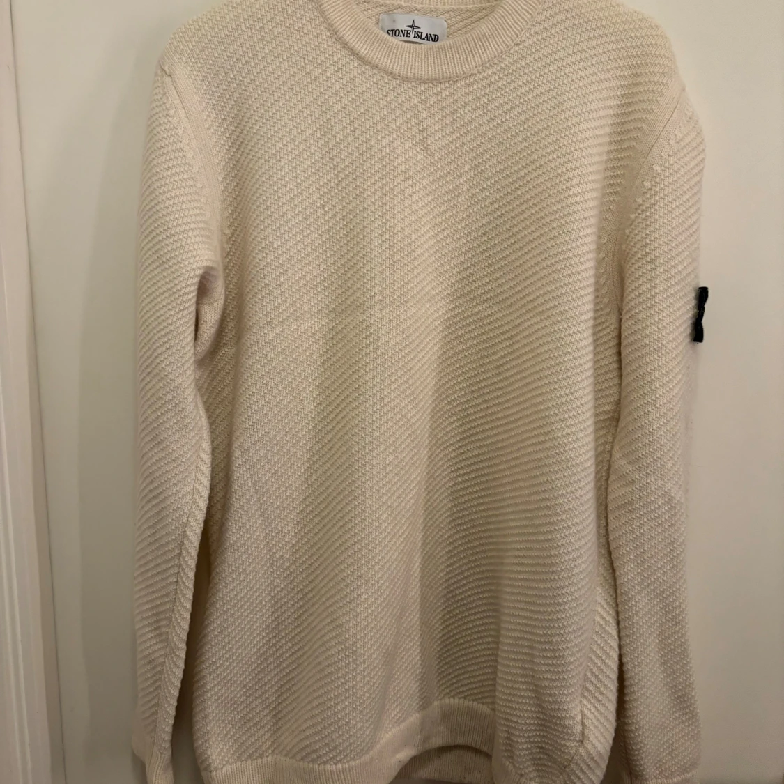 Vit stickad tröja från Stone Island