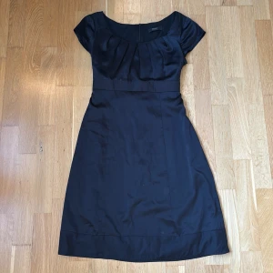 svart sidenklänning - superfin klänning till jul med knyt på baksidan!! 