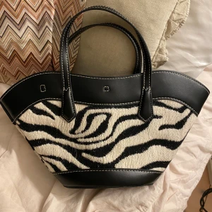 Zebra väska - Säljer denna superfina slutsålda väskan från H&M, helt i nyskick (utan lapp) - aldrig använd! 