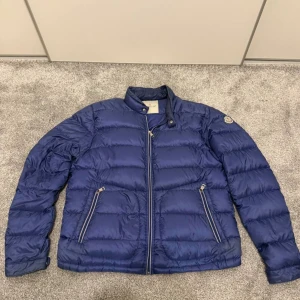  Moncler  jacka - Moncler jacka   Storlek: 4 ca L-M   Bra skick lite sliten men inga hål eller liknade Över 10 tusen ny  mitt pris: 3100 kr kan gå ner vid snabb affär  Äkta finns bevis