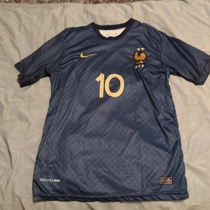 Frankrike Mbappé #10 fotbollströja Nike M - Säljer en officiell Frankrike fotbollströja från Nike med Mbappé och nummer 10 i guld på ryggen.