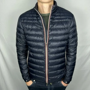 Moncler Daniel Giubbotto Jacka - Size: 4, passar som en vanlig medium Skick: 9/10, inga synliga defekter eller liknande. Försiktigt använd. Retail pris: 12000kr Modellen är 185cm & 80kg. Hör av dig vid frågor eller funderingar! Jackan är självklart äkta. Dm för fler bilder.