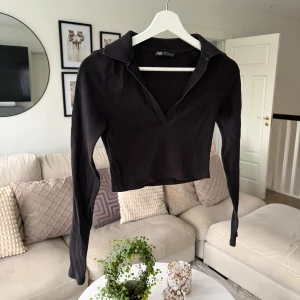 Svart croppad långärmad topp från Zara - Säljer en snygg svart croppad topp från Zara. Den är i storlek M men passar även till S.