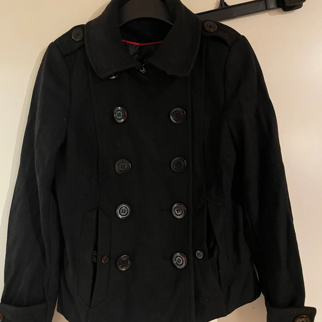 Svart skepparkavaj från DIVIDED