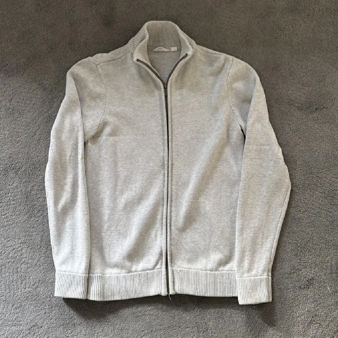 Ljusgrå stickad kofta med dragkedja