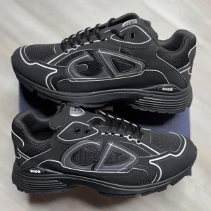 Svarta Dior B30 sneakers - Råka köpa fel storlek på skorna, vill bara få bort dem snabbt, pris kan diskuters