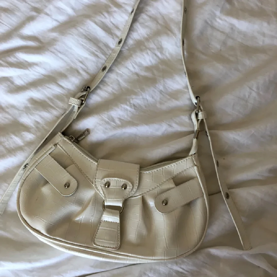 Vit axelväska i crocopräglat skinn