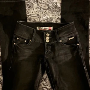 Diesel jeans low waist - Säljer mina gråa väldigt lågmidjade jeans från Diesel, i nyskick. Jeansen är raka i benen och aldrig använda av mig eftersom att det är för små. Storlek 26! Hör av er vid frågor om mått eller liknande💕