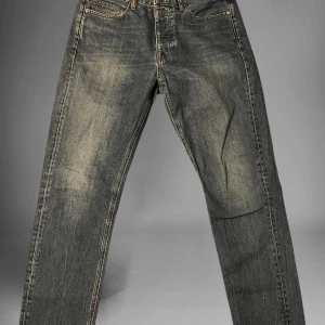 Acne Studios Jeans - Modell Town Vintage Midja 37cm Längd 96cm Benöppning ca 16cm Lår ca 26cm Motsvarar ca W29