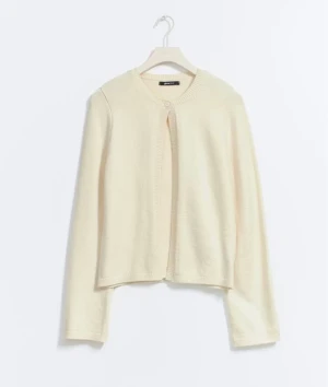 Kofta med en knapp - ginatricot  - Köptes för ca 1 år sen men används inte. Superfin & fortfarande i bra skick. 