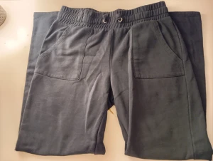 Mörkblå mjukisbyxor med snörning - Säljer ett par mörkblå mjukisbyxor med bred resår i midjan och snörning framtill. Byxorna har två stora fickor fram och är gjorda i ett mjukt bomullsliknande material. Perfekta för chill dagar.