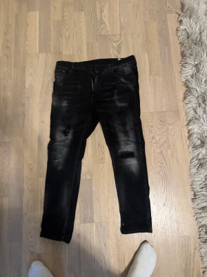 Dondup alex - Riktiga fet dondup alex jeans i svart färg med en snygg fade,slitningar och paint splatter! Sitter slim och passa bäst på folk under 180 då de är aningen korta 😁🙏