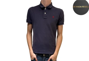 Mörkblå Morris pikétröja  - Snygg mörkblå Morris pikétröja i fint skick! Jag på bilden är 184cm lång och väger 70kg. Hör av er vid frågor eller funderingar!✌️🤩