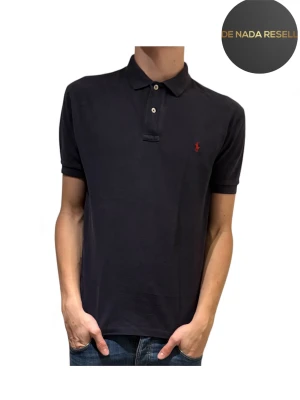 Mörkblå pikétröja från Ralph Lauren - Säljer en klassisk mörkblå pikétröja från Ralph Lauren i fint skick! Jag på bilden är 184cm lång och väger 70kg hör av er vid frågor eller prisförslag!👌✌️