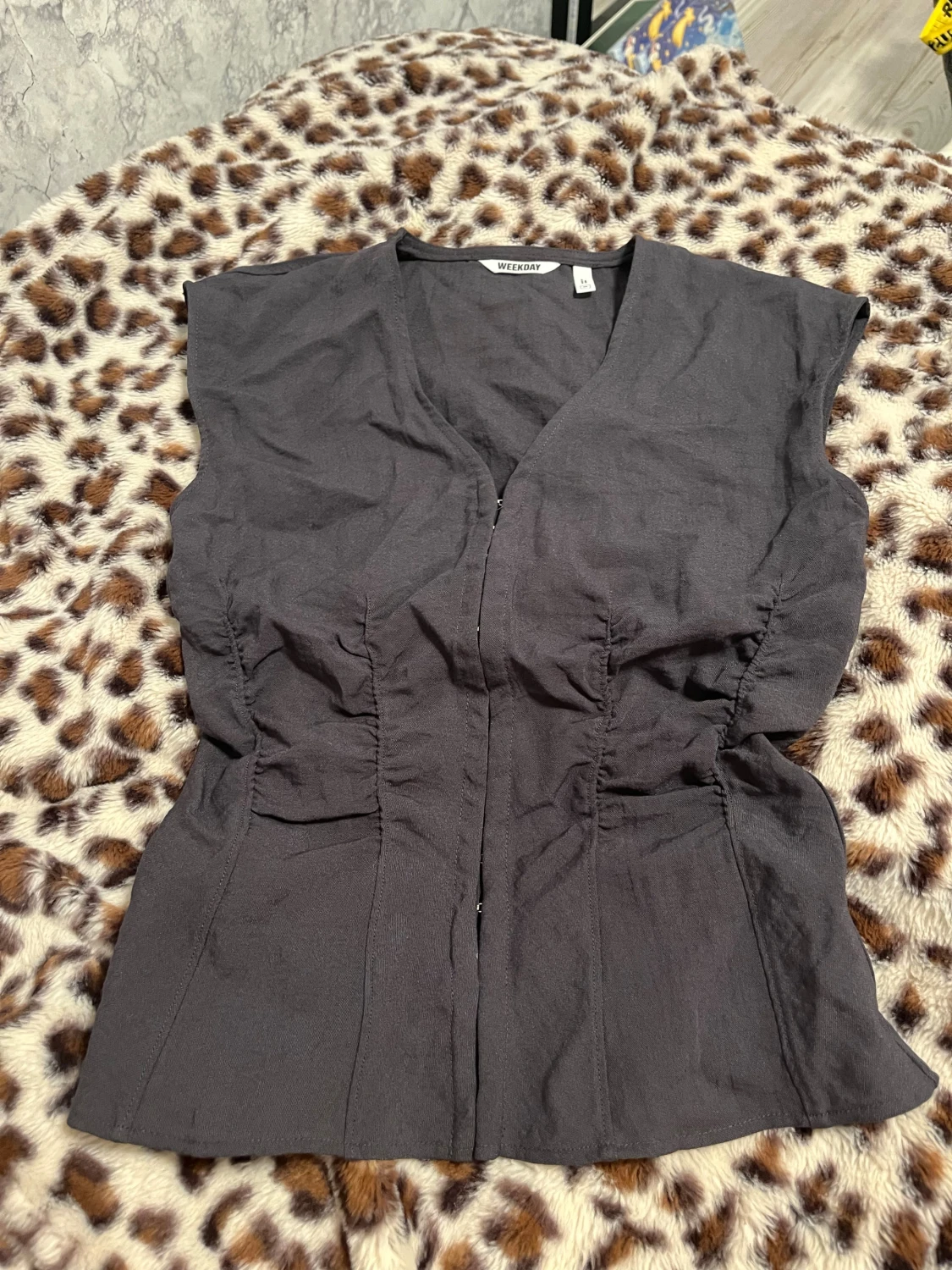 Svart korsettopp från Weekday, strl 36