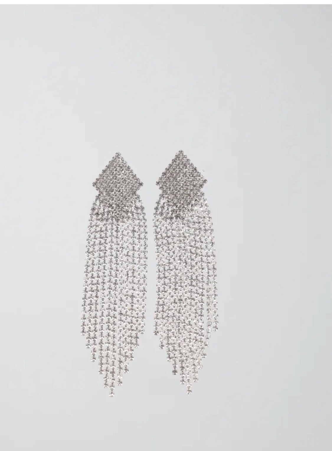 Långa glittriga örhängen i silverfärgad 
