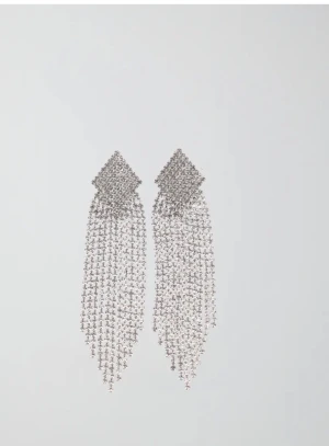 Långa glittriga örhängen i silverfärgad  - Säljer ett par statement örhängen i silverfärgad metall med massor av glittrande strass. De har en geometrisk diamantform upptill och långa hängande kedjor av strass som ger en riktigt lyxig och festlig vibe. Perfekta för att sticka ut och få all uppmärksamhet.