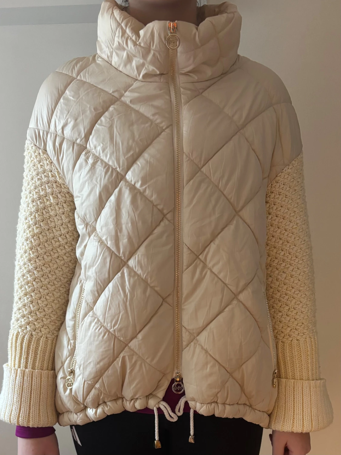 Quiltad jacka med stickade ärmar