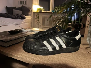 Adidas Superstars - Säljer mina adidas superstars som är sparsamt använda men ändå har små tecken på användning.