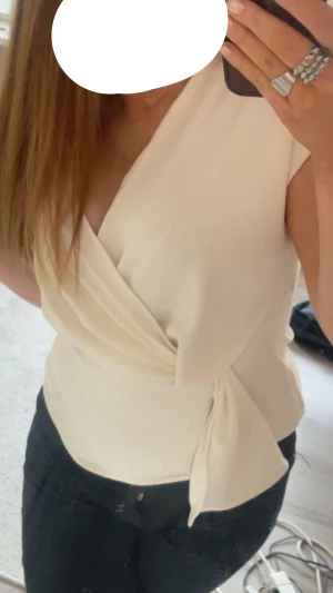 skit snygg blus från zara  - Säljer en stilren omlott blus i vit med knyt i sidan. 