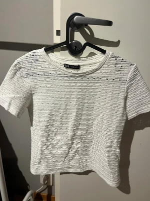 Vit blus från Zara i storlek S - Säljer en vit tröja ifrån Zara då den är för liten! Superfin 💕💕 priset kan diskuteras!!