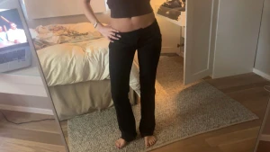 Svarta lågmidjade bootcut kostymbyxor  - Säljer ett par svarta kostymbyxor med låg midja och bootcut-ben. Snygg passform som sitter tajt upptill och släpper ut vid anklarna. Perfekta till crop tops och sneakers. Klassisk look i svart som funkar till det mesta. Har dock klippt av där nere då dem var för långa, men det tänker man inte på! 