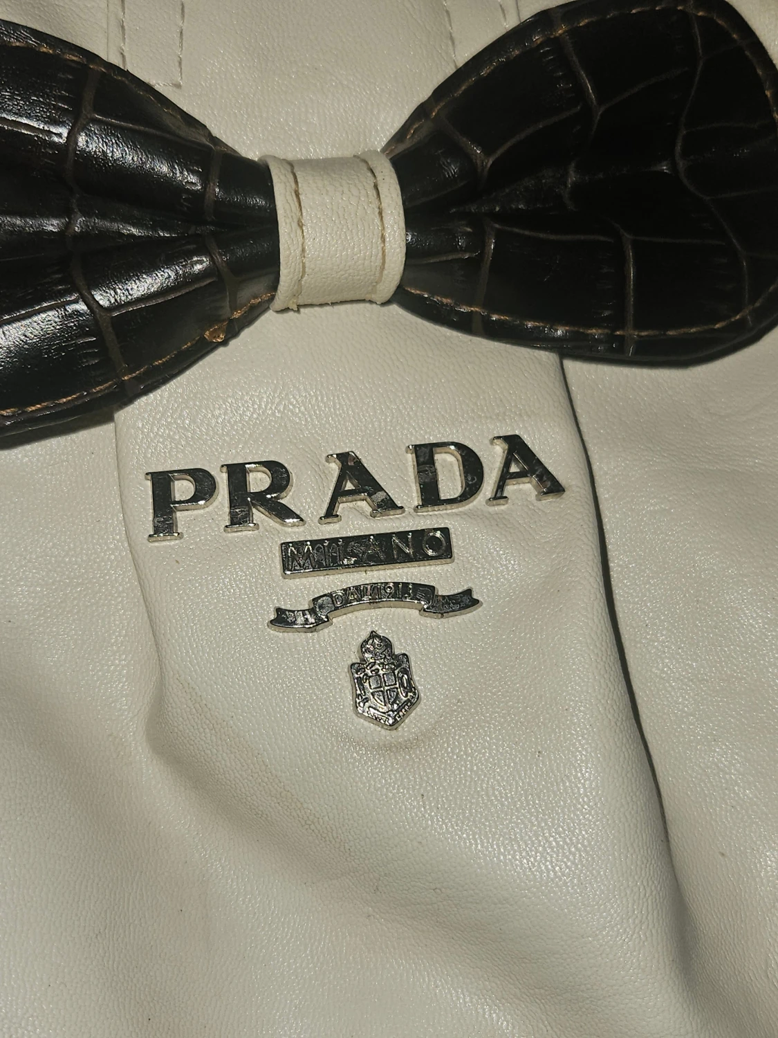 Vit handväska från Prada med rosett - 2