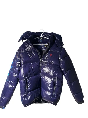 Polo Ralph Lauren Jacka  - Säljer en helt ny Polo Ralph Lauren jacka. Denna jacka passar perfekt till den kalla vinter vädret som har kommit. Den passar till vardagliga outfits och är en allmän stilren jacka. Kontakta om du är intresserad 🫡