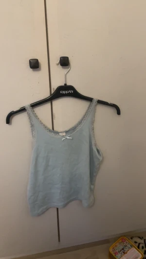 Ljusblå linnetopp med spets - Jätte fint linne från Lindex.