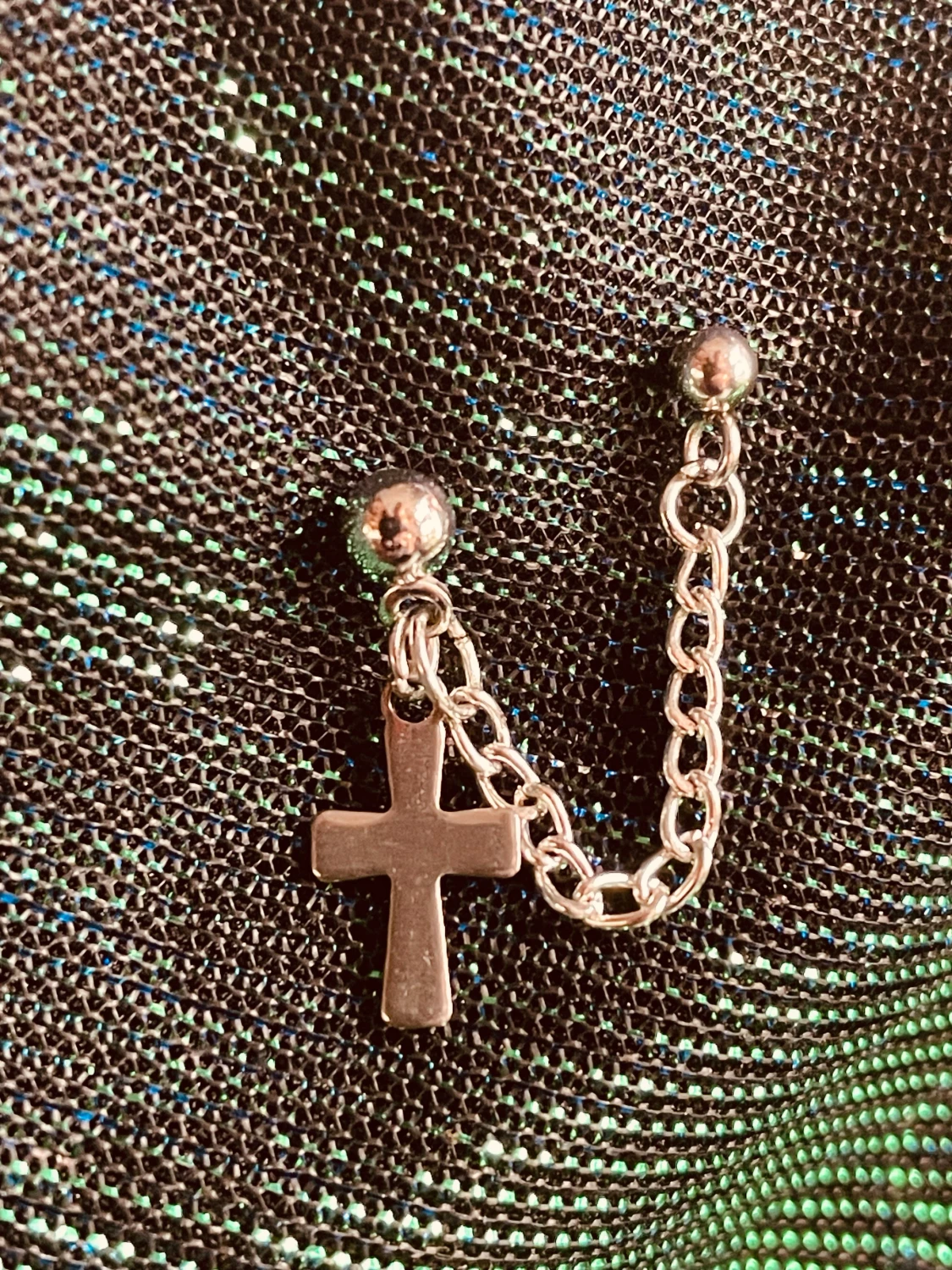 By prisförslag- 1 st Silvrigt örhänge med kedja och kors - 1