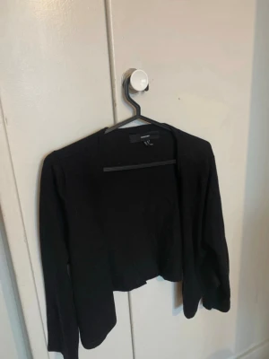 Svart bolero - Användts några få gånger! Mått: Längd 41cm Amrhåla-Armhåla 52cm Ärmlängd 47cm Kolla gärna in min profil då jag säljer massor av kläder superbilligt! Tveka inte att höra av dig om du har frågor💕