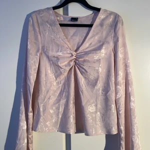 Rosa blommig blus Gina  - Blus från Gina Tricot storlek 32, passar mig som är xs/s
