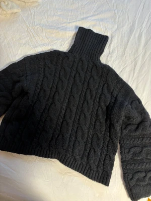 Svart stickad tröja - Säljer en svart kabel stickad tröja från bikbok. Jättefin och mjuk! 50kr