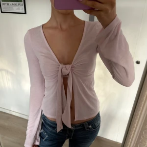 Ljusrosa topp med knyt - Supersöt ljusrosa topp från gina tricot med lång ärm. Toppen har ett knyt framtill som ger en snygg detalj. 💗
