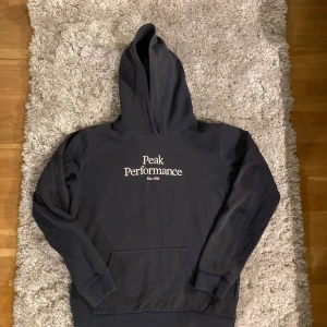 Mörkblå hoodie från Peak Performance - Säljer en hoodie från peak performance 8/10 i skick, strl 170. Pris går att diskutera