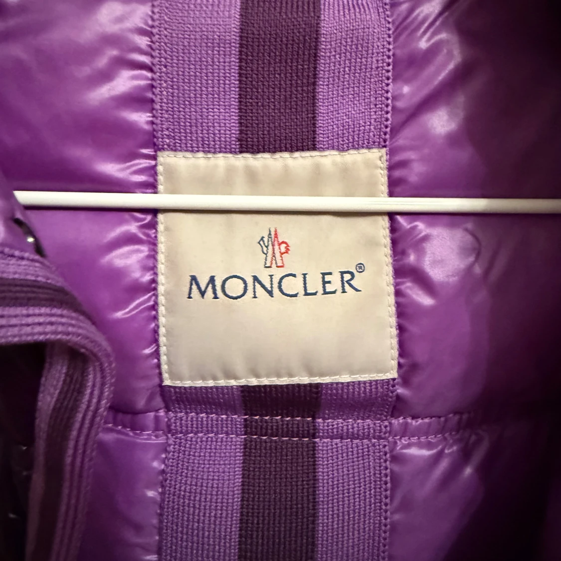 Lila pufferjacka från Moncler - 1