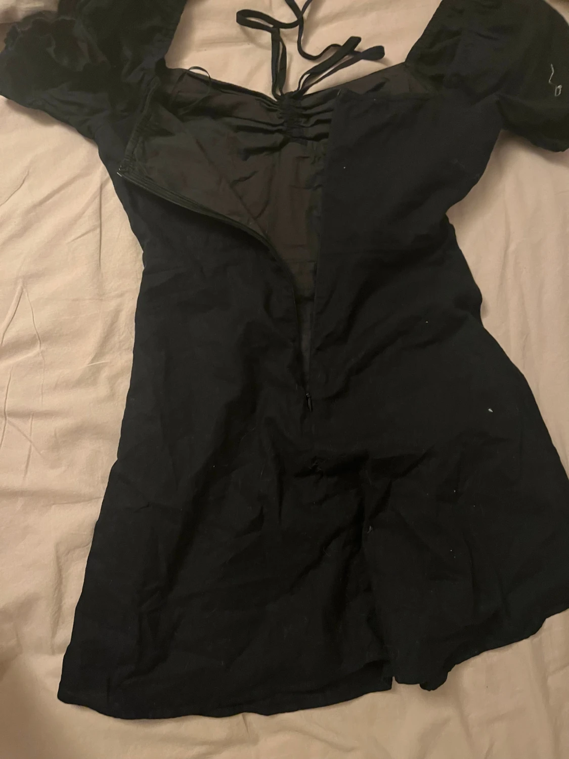 Svart kort klänning med puffärm - 4