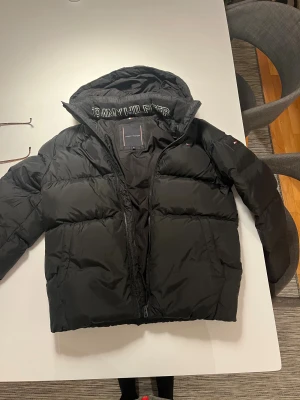 Jacka  - Tommy Hilfiger jacka storlek 164, använd väldigt få gånger då den var för liten!