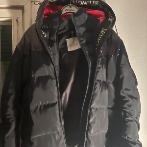 Moncler jacka - Säljer nu en Moncler jacka perfekt inför höst/vinter.   //Äkta såklart// scan fungerar. Skriv mer till mig ifall ni undrar något. Kan gå ner i pris vid snabb affär.