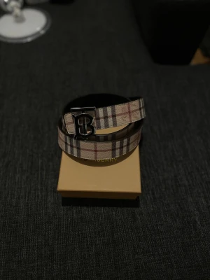 Burberry bälte herr - Snyggt burberry bälte. Fina mönster och ett stabilt bälte. Kvaliteten är super bra och gör jobbet. Storleken är 120 cm och går att göra håll i ifall passformen hade inte funkat. Box medföljer med annat i. Fler frågor?, skicka iväg ett meddelande!