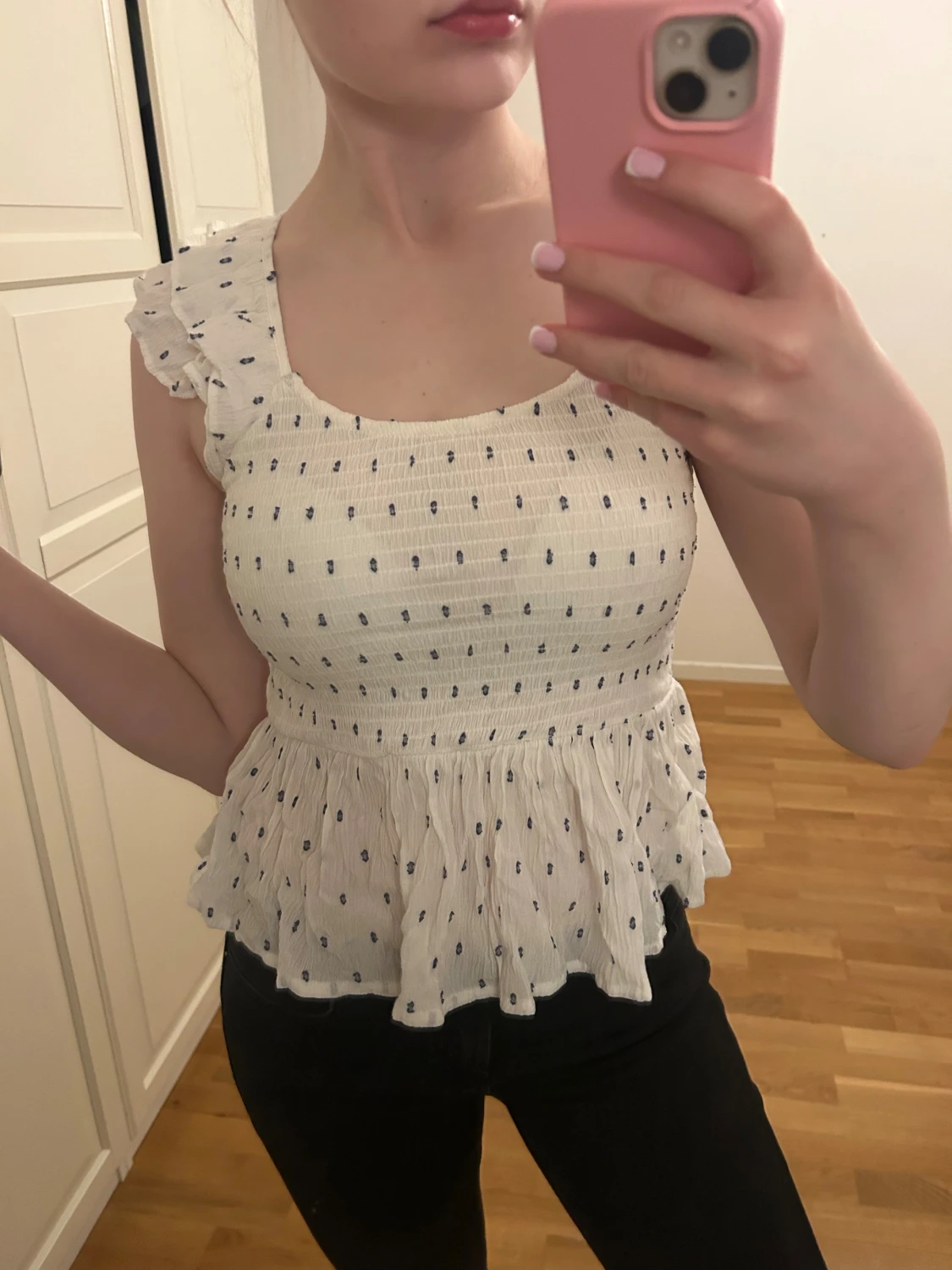Snygg kortärmad volangblus - 3