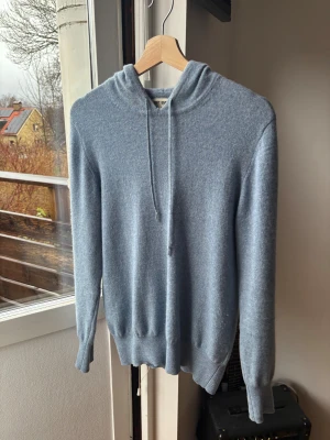 Blå kashmirhoodie från Soft Goat - Skönaste tröjan jag någonsin ägt! Säljer nu min 100% kashmirhoodie ifrån Soft Goat. Skit fint skick och vårdad på precis rätt sätt. 
